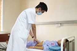 Bé trai 11 tuổi bị thủng dạ dày