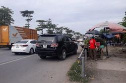 Dừng đỗ xe mua hàng gây ùn tắc giao thông