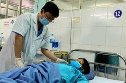 Cứu bệnh nhân bị sán lá gan lớn tấn công ống mật chủ