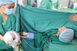 Vừa cắt bỏ khối u vòm họng ác tính, vừa cẩn trọng giữ lại thai 20 tuần cho một phụ nữ nghèo