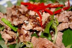 Đặc sản thịt bò xào kiến đỏ có một không hai của Campuchia
