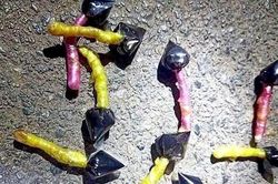 Cảnh báo chết người từ những viên kẹo mút sặc sỡ trên đường