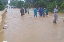 Bão số 12 gây mưa to gió lớn, ngập nhà dân, chìm 1 tàu ở Phú Yên - Khánh Hòa