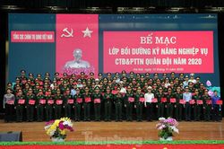 Trao chứng nhận cho 86 cán bộ Đoàn, cán bộ đảm nhiệm công tác thanh niên
