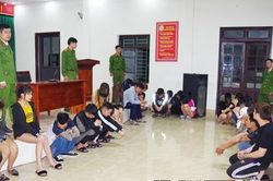 10 cô gái cùng hàng chục thanh niên thác loạn trong khách sạn