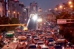 Mới thông xe, xế hộp 'chê' lên đường trên cao ở Ngã Tư Sở