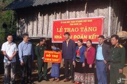 Chỉ huy trưởng Bộ CHQS tỉnh Nghệ An vui Ngày hội Đại đoàn kết tại Quế Phong