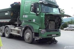 Va chạm với xe ô tô đầu kéo, người đàn ông đi xe máy tử vong tại chỗ