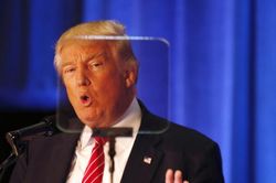 Đây là thứ giúp ông Donald Trump luôn diễn thuyết trơn tru trên sân khấu