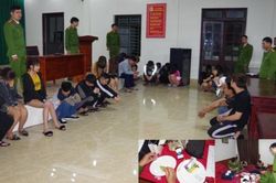 39 'nam thanh nữ tú' phê ma túy, đánh bạc và mua bán dâm trong phòng khách sạn