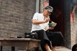 Đi dép lê, lủi thủi ngồi trong ngõ ăn mỳ, Tạ Đình Phong ngày càng giống ông già