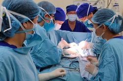 Bé 13 ngày tuổi được mổ lấy thai thành công
