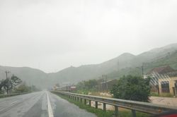Đường sắt bị phong tỏa do ngập nước