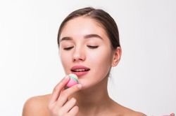 Mẹo hay giúp giảm bớt tình trạng thâm môi