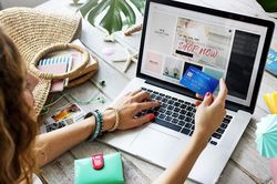 Mùa sale giờ đã kéo dài cả năm, các cung hoàng đạo phải làm thế nào để có thể 'giữ ví'?