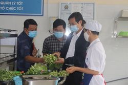 Rốt ráo kiểm tra an toàn thực phẩm bếp ăn trường học