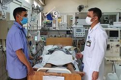 Nam thanh niên nguy kịch do rượu thịt chó: Methanol tàn phá cơ thể ra sao?