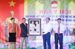Chủ nhiệm Ủy ban Kiểm tra Tỉnh ủy chung vui Ngày hội Đại đoàn kết ở bản vùng sâu huyện Quỳ Châu