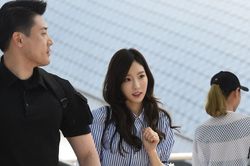 Lý do tại sao các vệ sĩ K-Pop luôn từ chối đồ uống từ thần tượng và người hâm mộ