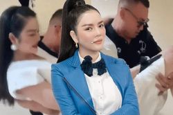 Dân mạng tranh cãi khoảnh khắc Lý Nhã Kỳ được bồng bế xuống cầu thang trong hậu trường một sự kiện