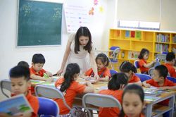 Học trò lớp 2 hỏi dồn dập từ việc chồng con đến việc sinh nở khiến cô giáo đôi lần 'đứng hình'