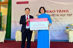 Trao hệ thống tủ sách và thiết bị học tập cho Trường THCS Nà Tấu