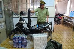 Long An: Bắt giữ xe mô tô vận chuyển 1.000 bao thuốc lá điếu nhập lậu