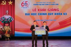 Bảo Việt đã trao hơn 6 tỷ đồng học bổng cho sinh viên Đại học Kinh tế Quốc dân trong 7 năm liên tiếp