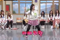 Fan sửng sốt khi Naeun (April) làm động tác tế nhị trước máy quay: Đáng yêu hay quá đà?