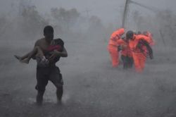 Cảnh tan hoang khi bão Vamco quét qua Philippines