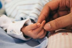 Bé 4 tháng tuổi đa dị tật bị bỏ rơi