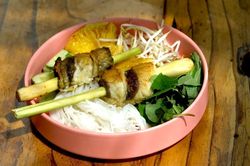 Làm bún cá chẽm cuốn sả lạ miệng