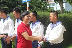 Phu nhân nguyên Chủ tịch nước Trương Tấn Sang trao tặng áo phao cho chiến sĩ nhà giàn DK1