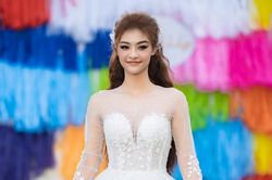 Á hậu Kiều Loan xinh đẹp trong khu vườn đầy sắc màu