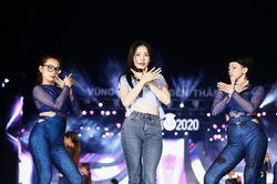 Chi Pu cùng dàn nghệ sĩ chạy tổng duyệt cho đêm thi Người đẹp Biển-Du lịch HHVN 2020