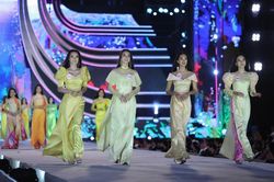Cùng Isaac ngắm top 35 thí sinh khoe đường cong thể hình gợi cảm với áo dài