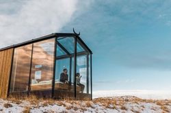 Thưởng ngoạn màn đêm kì vĩ ở Iceland từ view phòng ngủ
