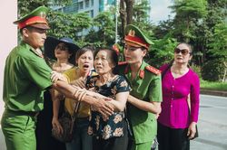 Sao Mai Huyền Trang làm nữ cảnh sát trong phim ca nhạc