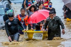 Hình ảnh bão Vamco gây mưa lớn và ngập lụt tại thủ đô Manila