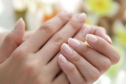 4 dấu hiệu trên móng tay 'chỉ điểm' trong người bạn đang có mầm bệnh