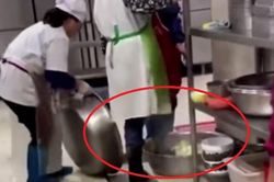 Phẫn nộ cảnh tượng nhân viên căng tin của một trường đại học rửa rau bằng chân