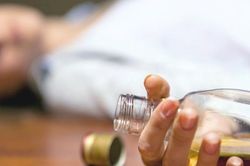 Một người tử vong, sáu người ngộ độc rượu chứa methanol
