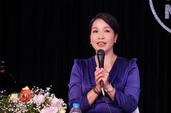 Diva Mỹ Linh bị chồng 'bắt' học thanh nhạc, tiếng Anh mỗi ngày