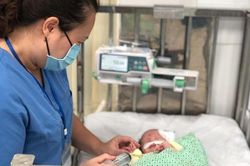 Bé trai 4 tháng tuổi đa dị tật bị bỏ rơi ở cổng chùa