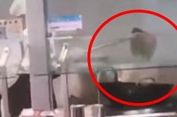 Phẫn nộ với clip nhân viên trường ĐH nhúng cây lau nhà vào chảo nấu thức ăn cho sinh viên