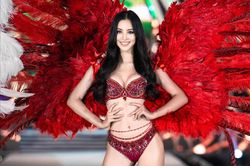 Tiểu Vy đeo cánh diễn bikini giống thiên thần nội y Victoria's Secret