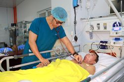Giữ lại hai chân cho nam bệnh nhân