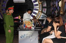 17 người bay lắc trong quán karaoke