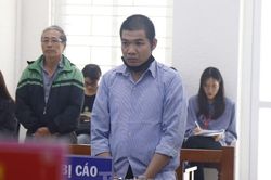 Kẻ trốn nã giết người yêu mới của tình cũ rồi cố thủ trên mái nhà