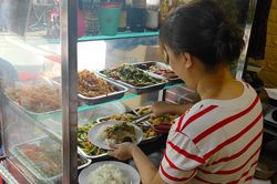 Cơm chay từ thiện 2.000 đồng ấm lòng người nghèo
